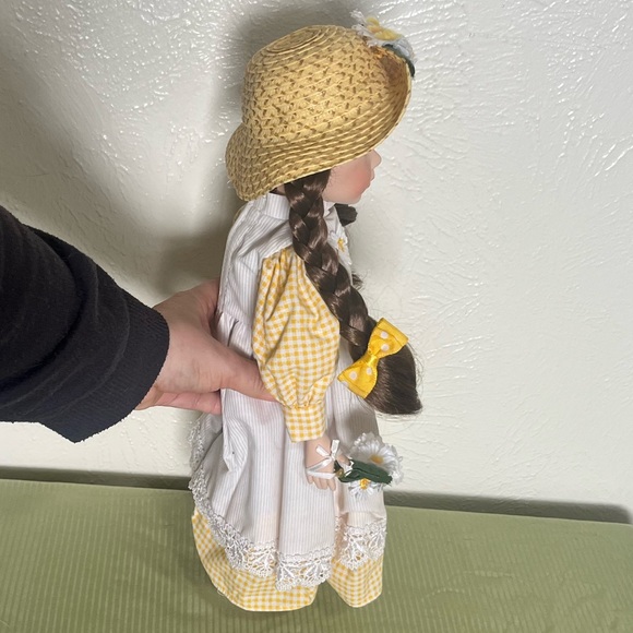 Vintage limited edition Crowne fine porcelain doll with cute sunflower accents - Picture 4 of 13